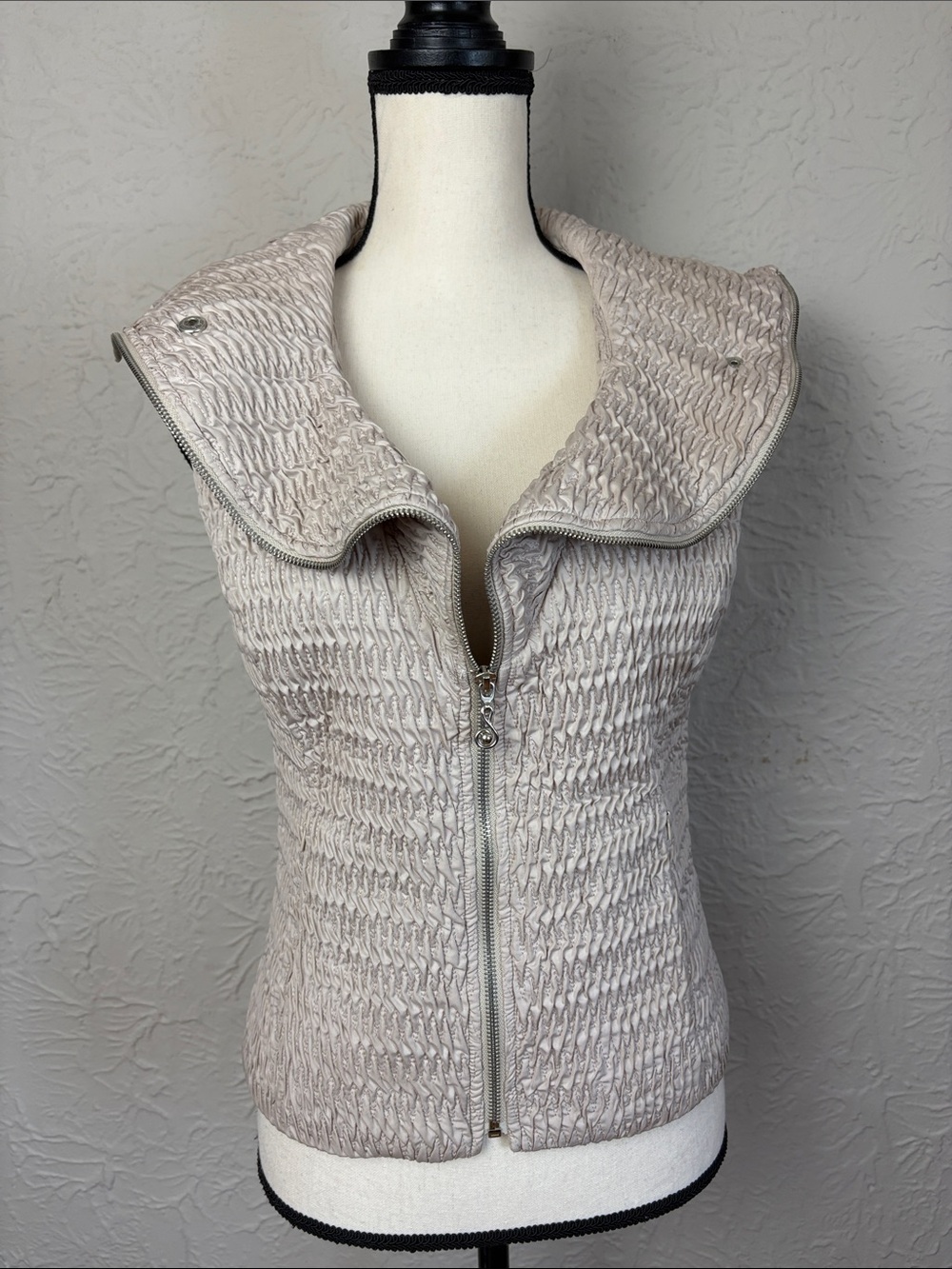 Samuel Dong Textured Ruffled Zip-up Vest